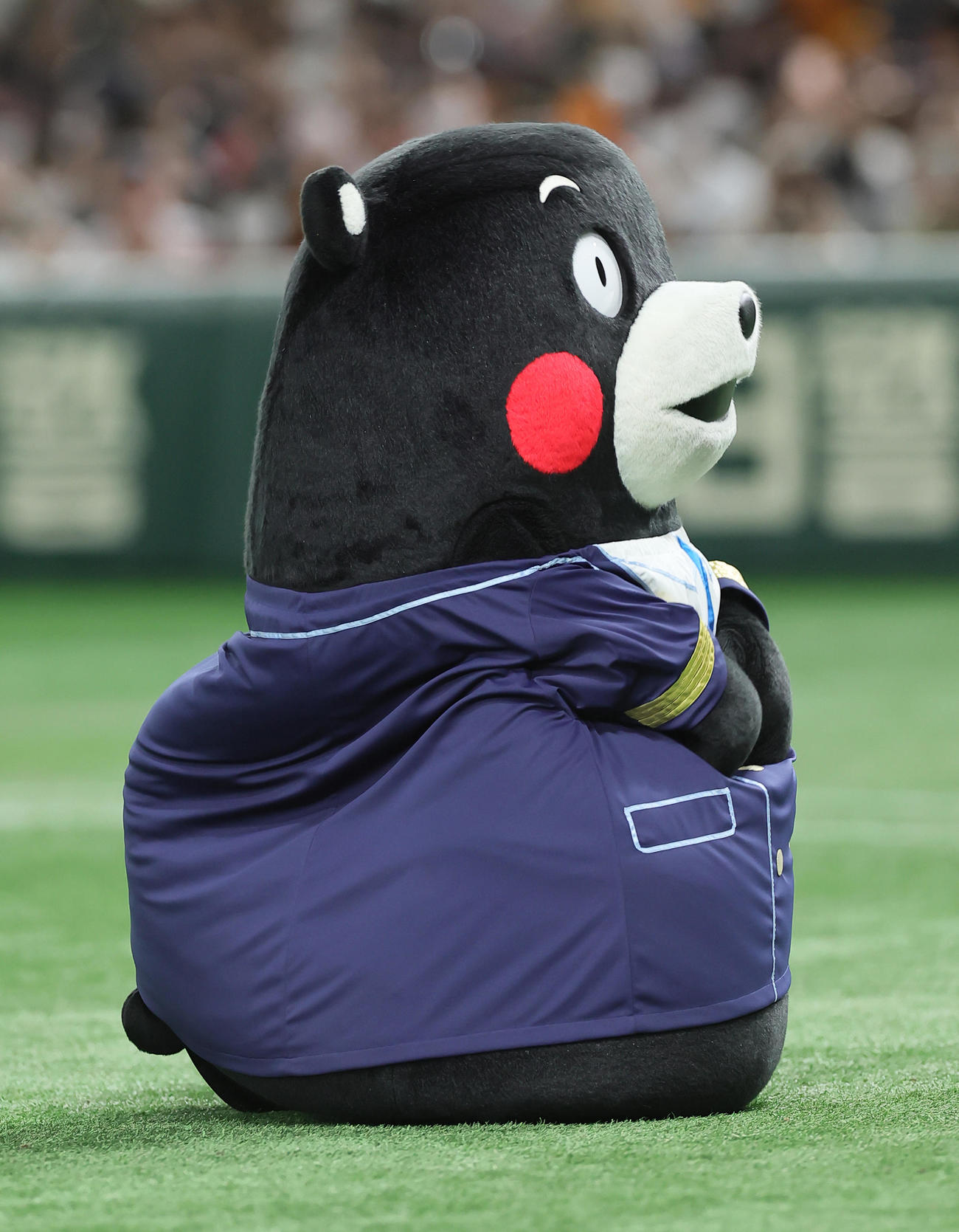 巨人対楽天　始球式を務めしゃがみ込むくまモン（撮影・足立雅史）