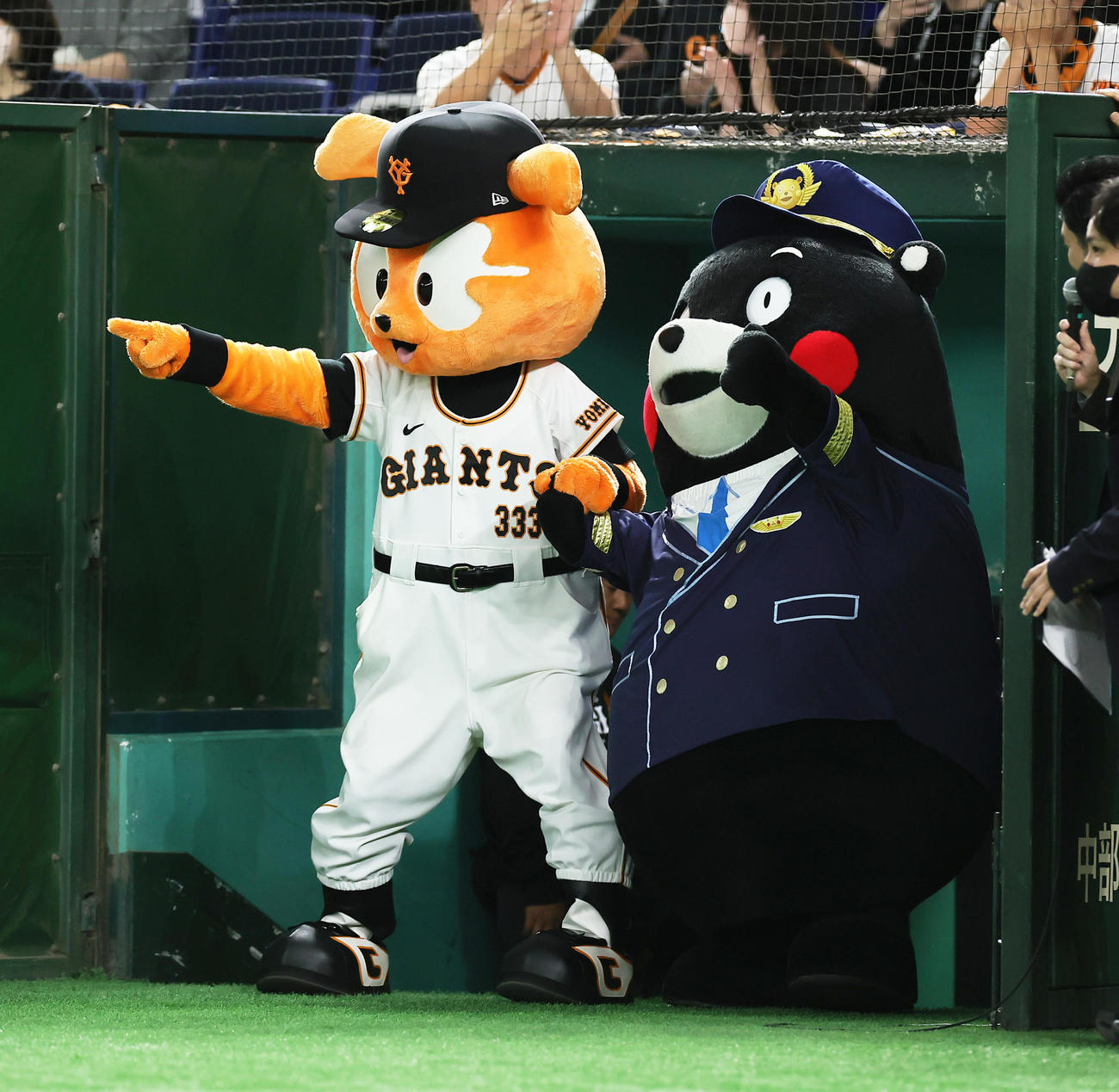 巨人対楽天　始球式を務めるくまモンを案内するジャビット（撮影・足立雅史）