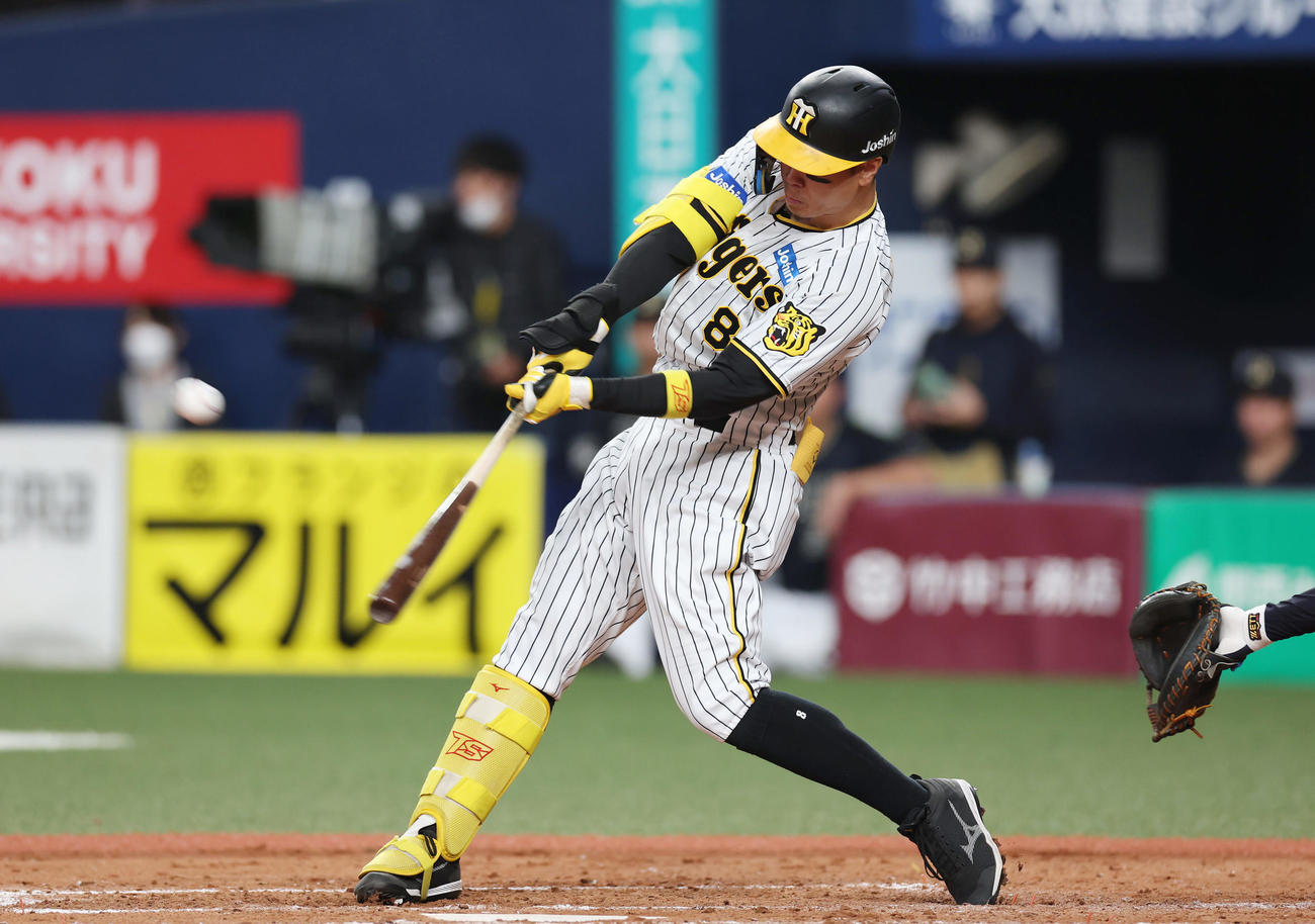 阪神対オリックス　4回裏阪神無死、左中間へソロ本塁打を放つ佐藤輝（撮影・前田充）