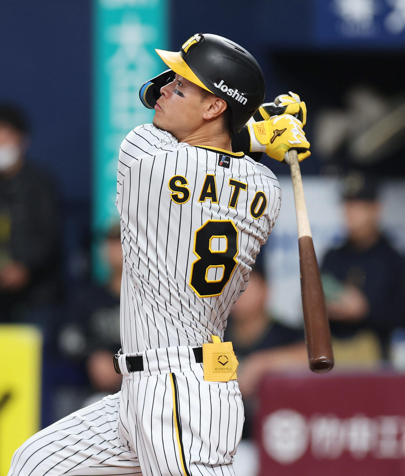 阪神対オリックス　4回裏阪神無死、左中間へソロ本塁打を放つ佐藤輝（撮影・前田充）