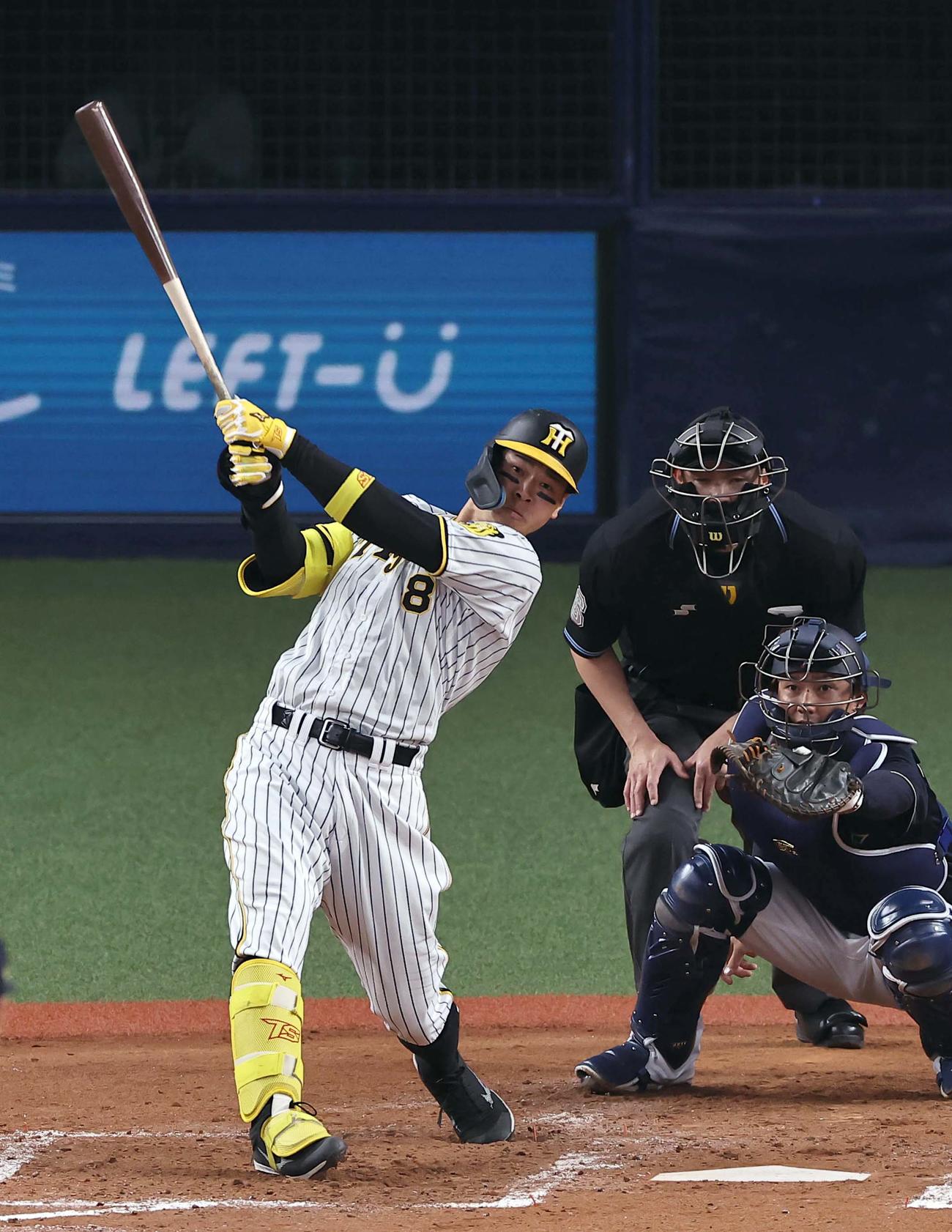 阪神対オリックス　4回裏阪神無死、佐藤輝は左中間へソロ本塁打を放つ（撮影・上田博志）
