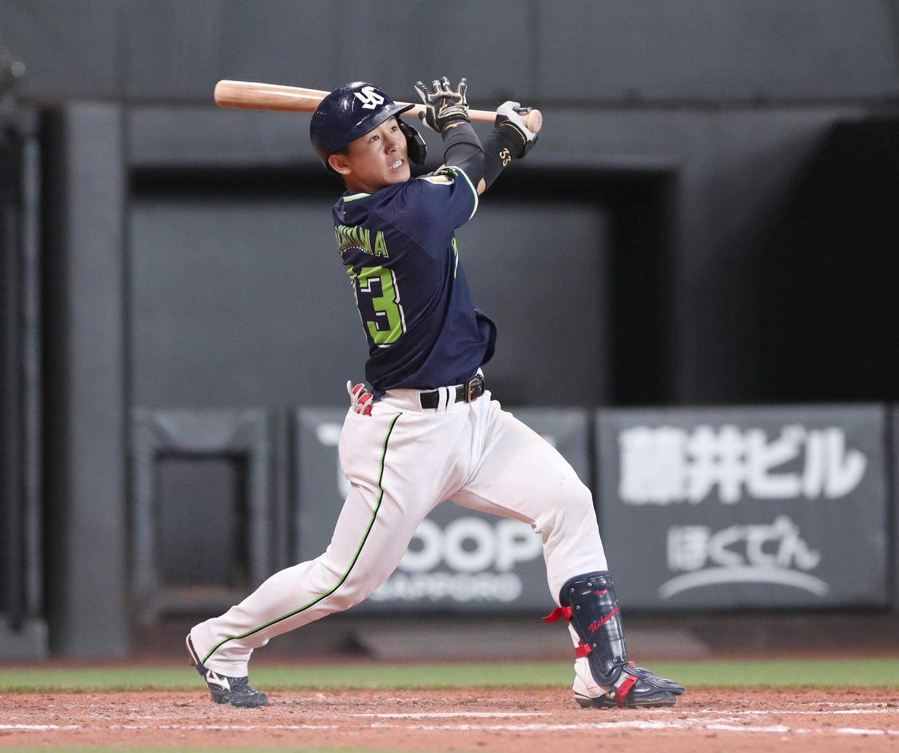 日本ハム対ヤクルト　5回表ヤクルト1死、右越え本塁打を放つ内山（撮影・黒川智章）