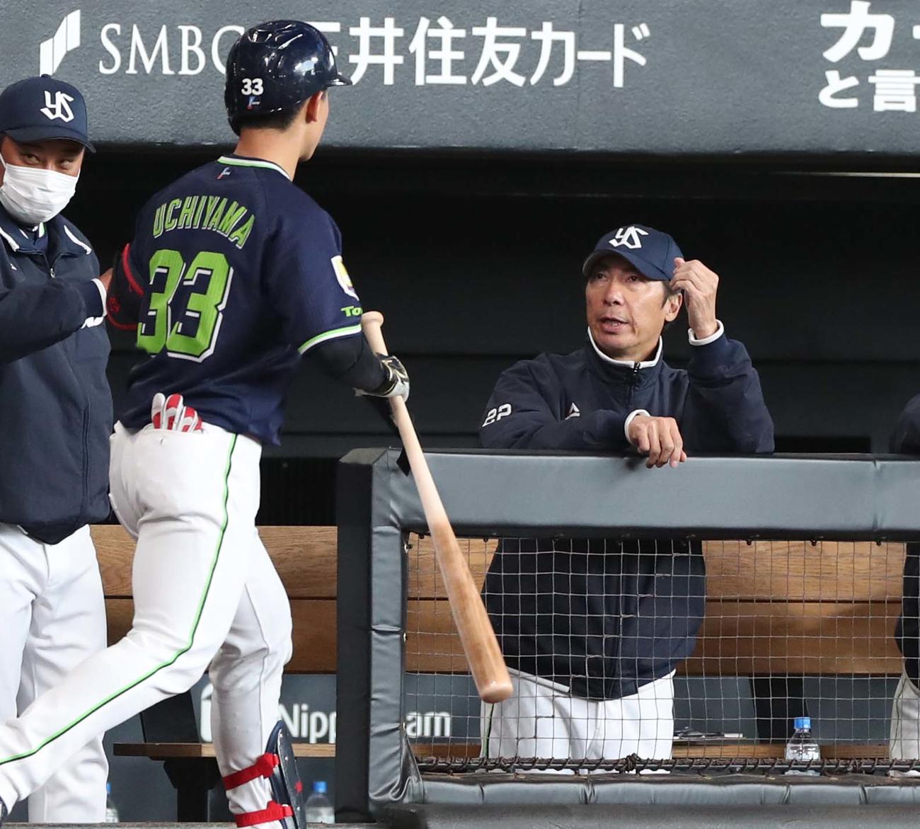 日本ハム対ヤクルト　5回表ヤクルト1死、右越え本塁打を放った内山を出迎える高津監督（撮影・黒川智章）
