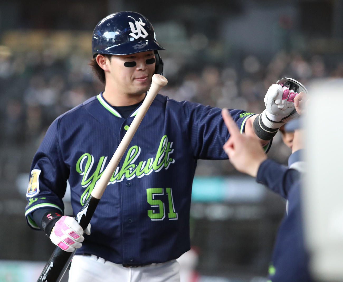 日本ハム対ヤクルト　6回表ヤクルト2死、浜田は勝ち越しとなる左越え本塁打を放ちナインに出迎えられる（撮影・佐藤翔太）
