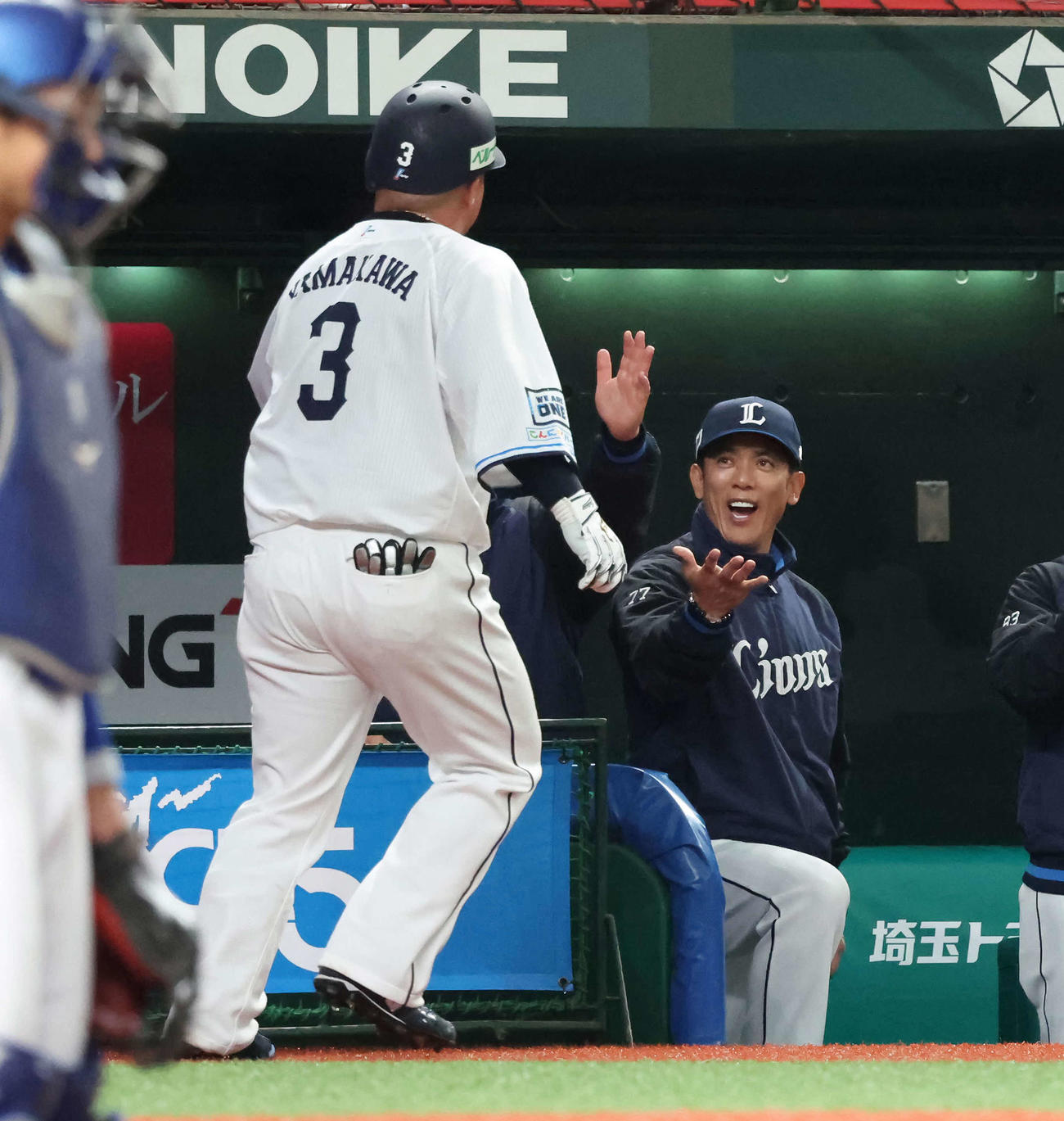 西武対DeNA 6回裏西武1死、左中間に本塁打を放った山川を笑顔で迎える松井監督（撮影・丹羽敏通）