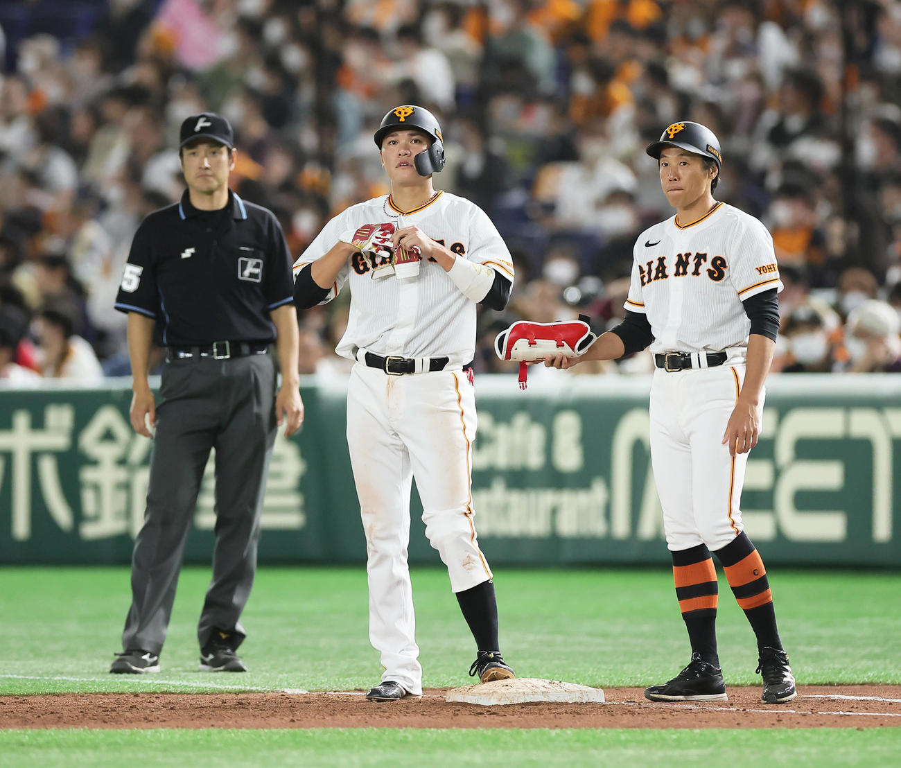 巨人対楽天　7回裏巨人1死一塁、坂本（中央）は左前打を放つ（撮影・足立雅史）