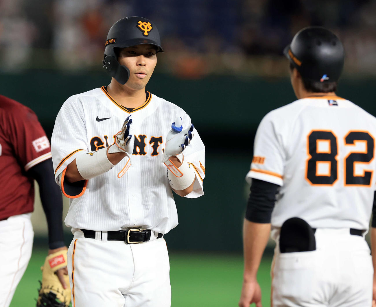 巨人対楽天　5回裏巨人1死一、二塁、大城卓は中前適時打を放ち拍手する（撮影・浅見桂子）
