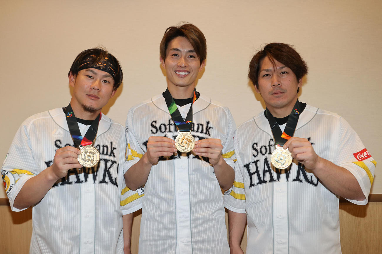 WBC優勝の報告をした左から牧原大成、周東佑京、甲斐拓也（撮影・梅根麻紀）