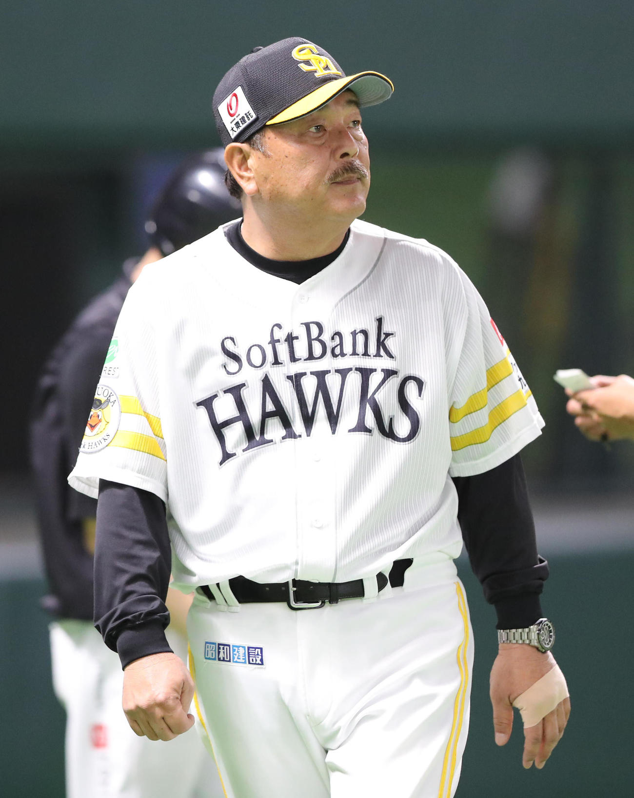 ソフトバンク対広島　イニングの合間に選手交代を審判に告げた藤本博史監督（撮影・梅根麻紀）