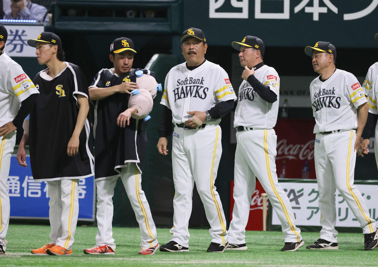 オープン戦ソフトバンク対広島　広島に快勝したソフトバンクナインを迎える藤本監督（撮影・加藤孝規）