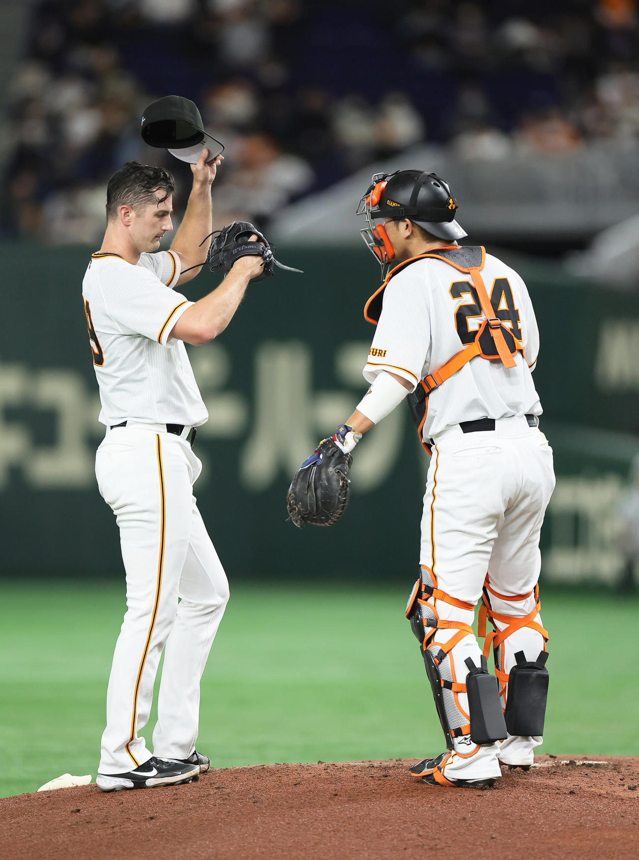 巨人対楽天　3回表楽天無死三塁、フランコに中前適時打を浴びたグリフィン（左）は大城卓と会話を交わす（撮影・足立雅史）