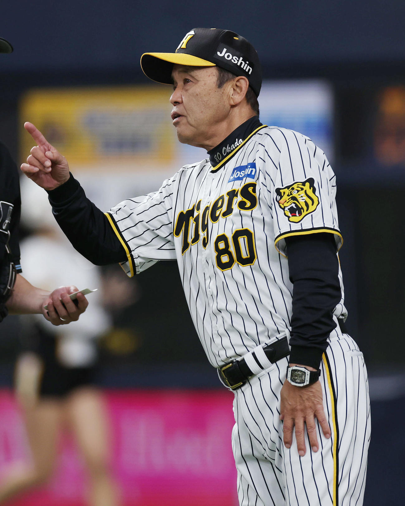 阪神対オリックス　8回、選手交代を告げる阪神岡田監督（撮影・前田充）