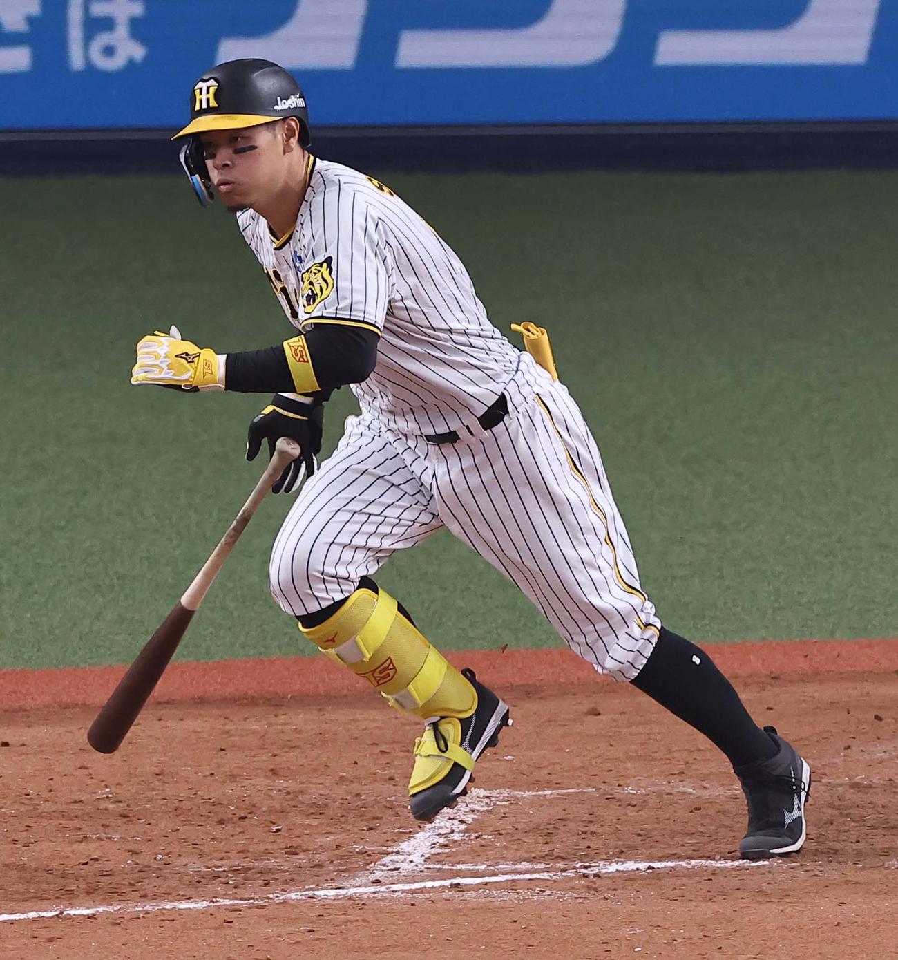 阪神対オリックス　5回裏阪神2死一、二塁、佐藤輝は右前打を放つ（撮影・上田博志）