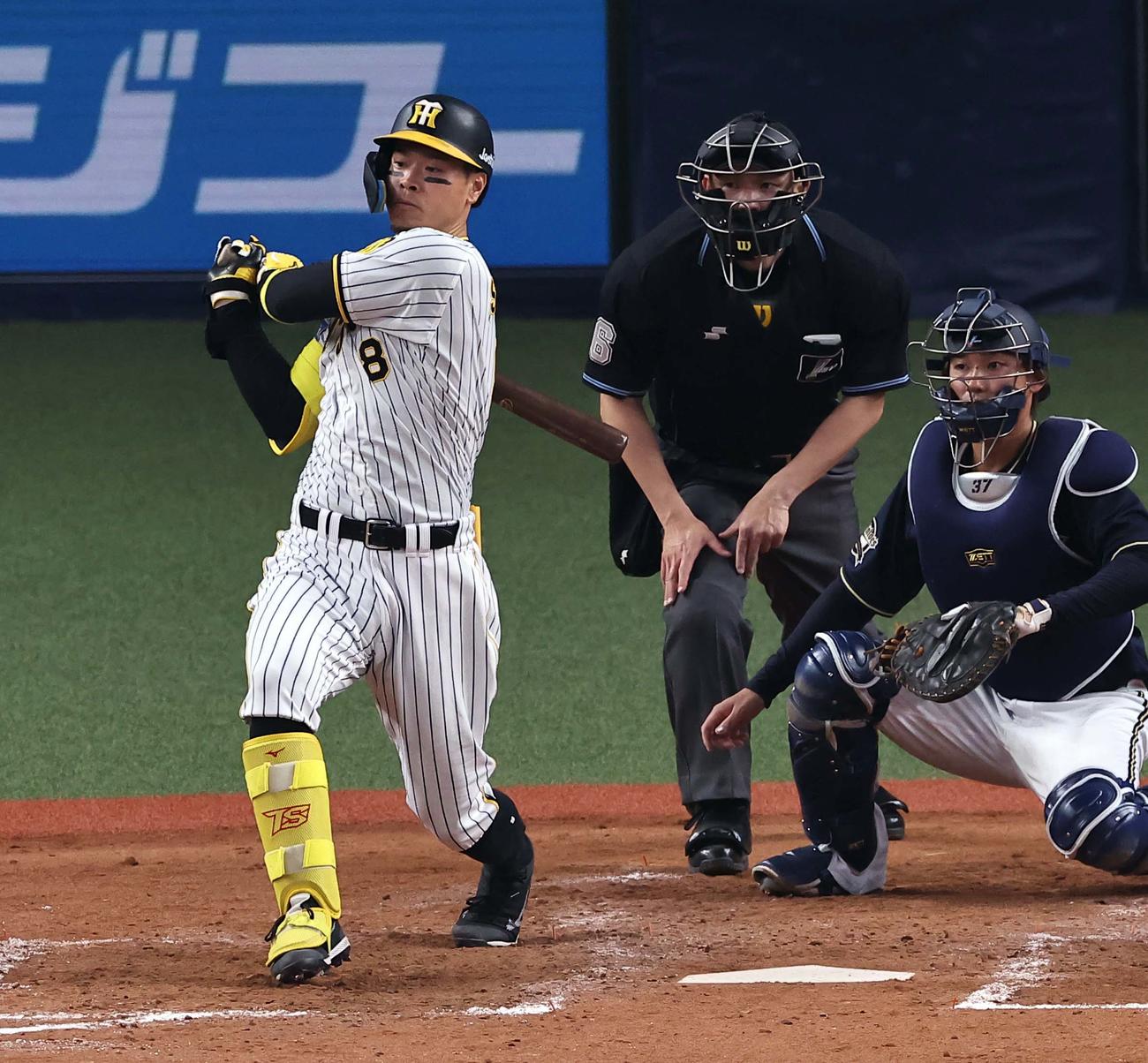 阪神対オリックス　5回裏阪神2死一、二塁、佐藤輝は右前打を放つ（撮影・上田博志）