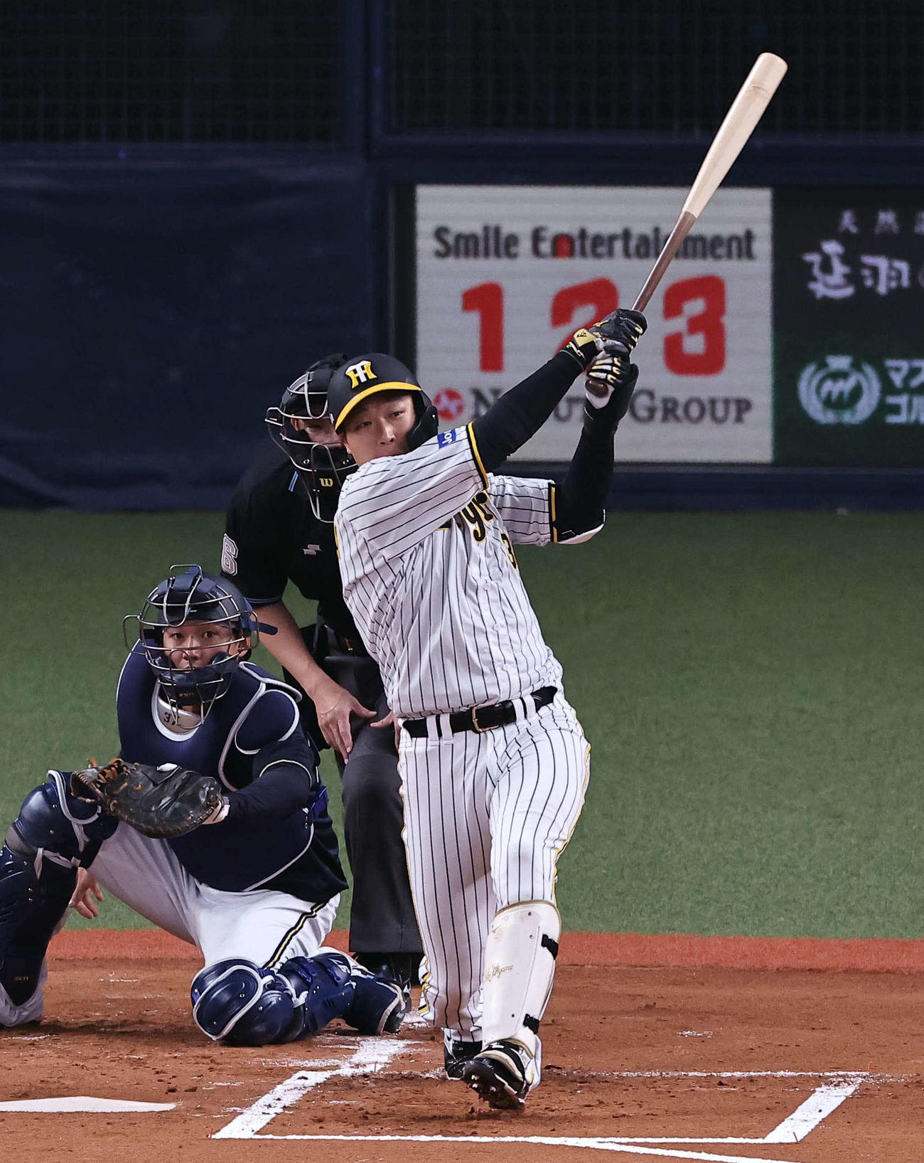 阪神対オリックス　1回裏阪神1死一、三塁、左越え先制3点本塁打を放つ大山（撮影・上田博志）