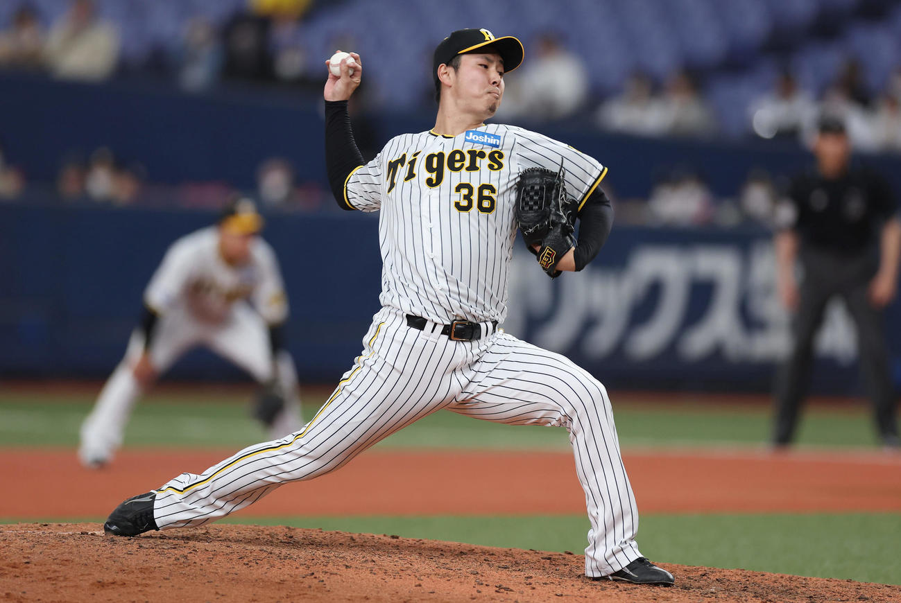 阪神対オリックス　7回表、阪神3番手で登板する浜地（撮影・前田充）