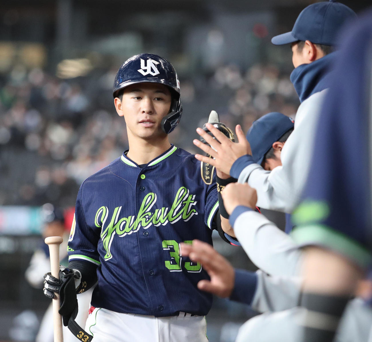 日本ハム対ヤクルト　5回表ヤクルト1死、内山は同点となる右越え本塁打を放ちナインに出迎えられる（撮影・佐藤翔太）