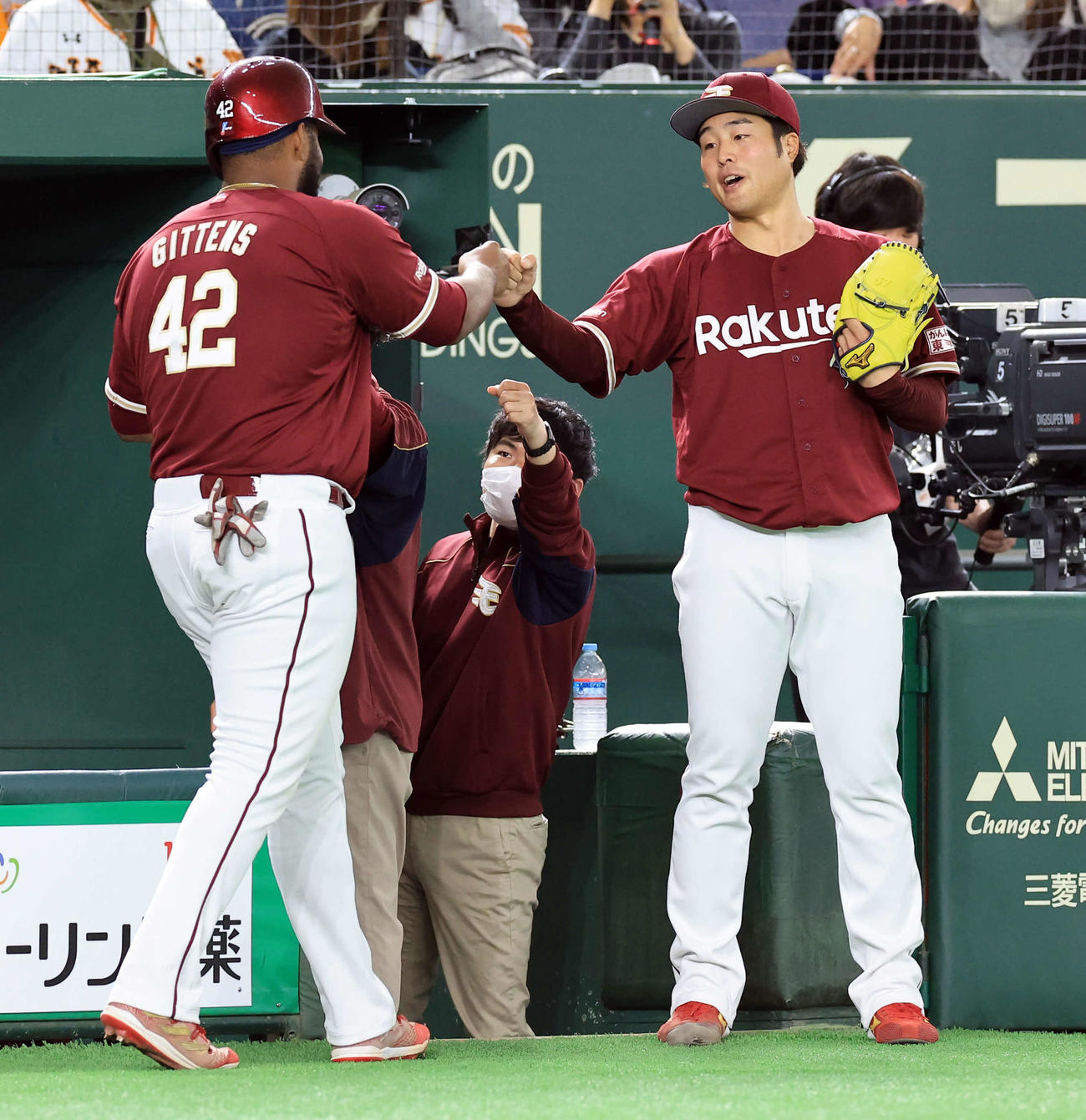 巨人対楽天　2回表楽天2死一、二塁、山崎剛の適時打で生還したギッテンス（左）をグータッチで迎える滝中（撮影・浅見桂子）