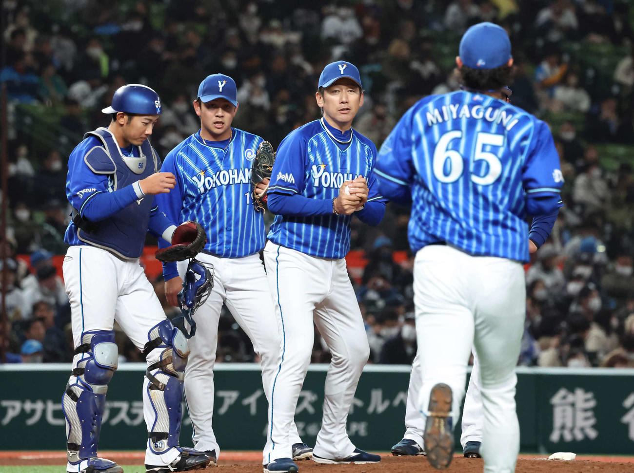 西武対DeNA 7回、山崎（左から2人目）に代えて4人目宮国をおくるDeNA三浦監督（撮影・丹羽敏通）
