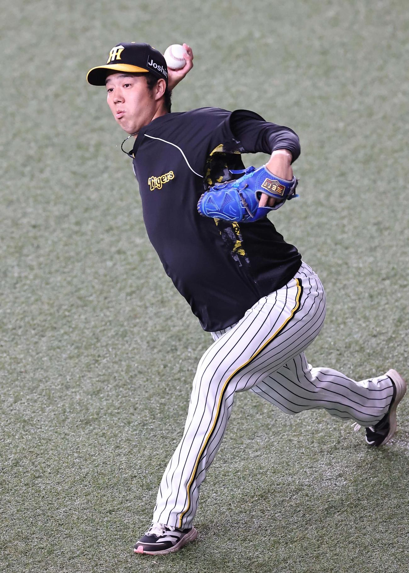 阪神対オリックス　キャッチボールをして調整する青柳（撮影・上田博志）