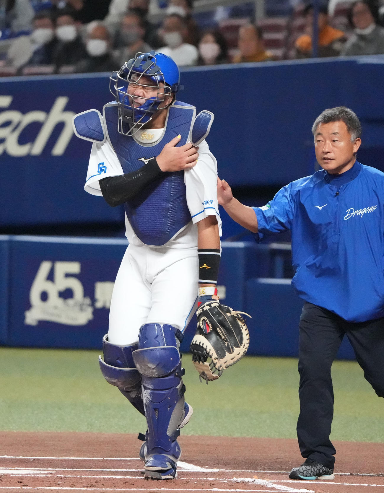 1回表ロッテ2死、山口の折れたバットが肩付近に直撃した木下拓哉は肩を押さえながら立ち上がる（撮影・森本幸一）