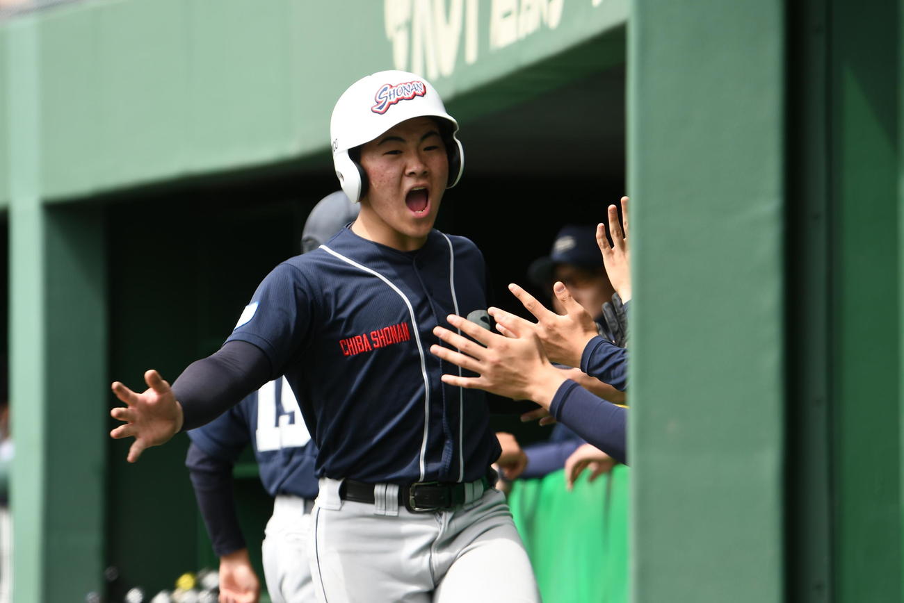 千葉沼南ヤング対淡路ヤング　1回表、相手失策で生還した千葉沼南の下川颯志郎は、ベンチを鼓舞するように雄たけびを上げながらタッチした（撮影・久我悟）