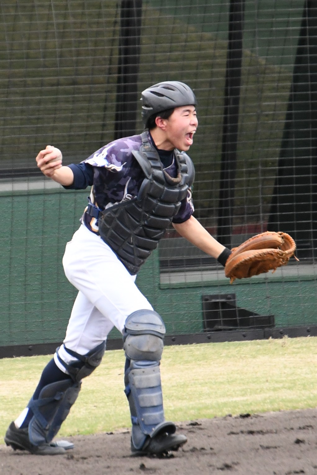 ヤング相模原BC対岡山ヤンキースYoung 5回表、捕手フライでピンチを脱した相模原の高林惺真はガッツポーズ（撮影・久我悟）