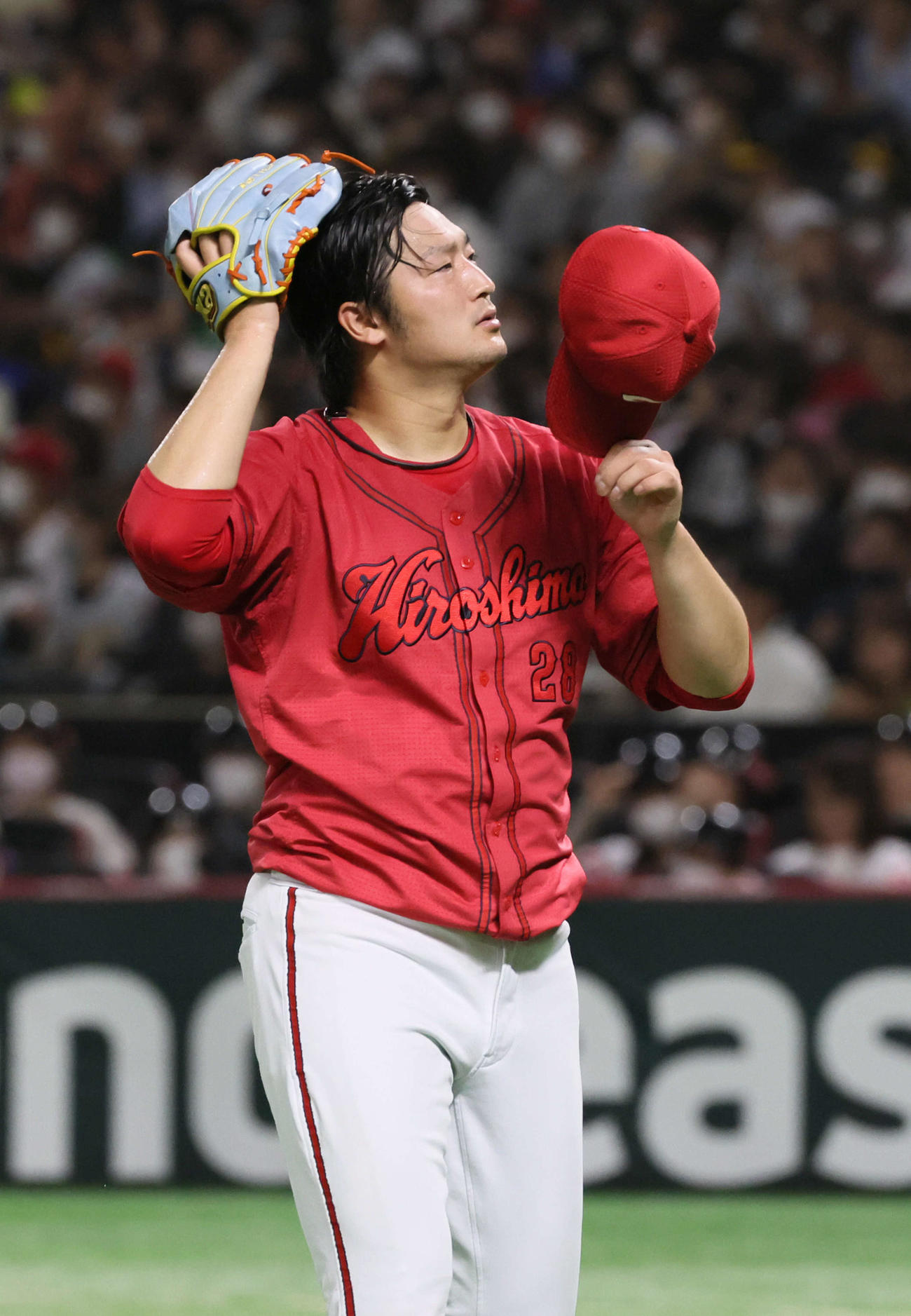 オープン戦ソフトバンク対広島　3回5失点、ベンチに引き揚げる床田（撮影・加藤孝規）