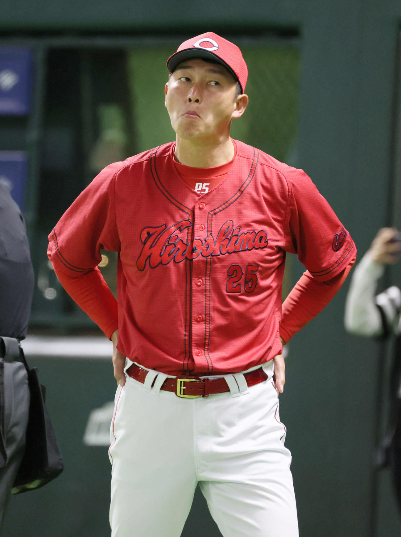 オープン戦ソフトバンク対広島　4回裏ソフトバンク、交代を告げる新井監督（撮影・加藤孝規）