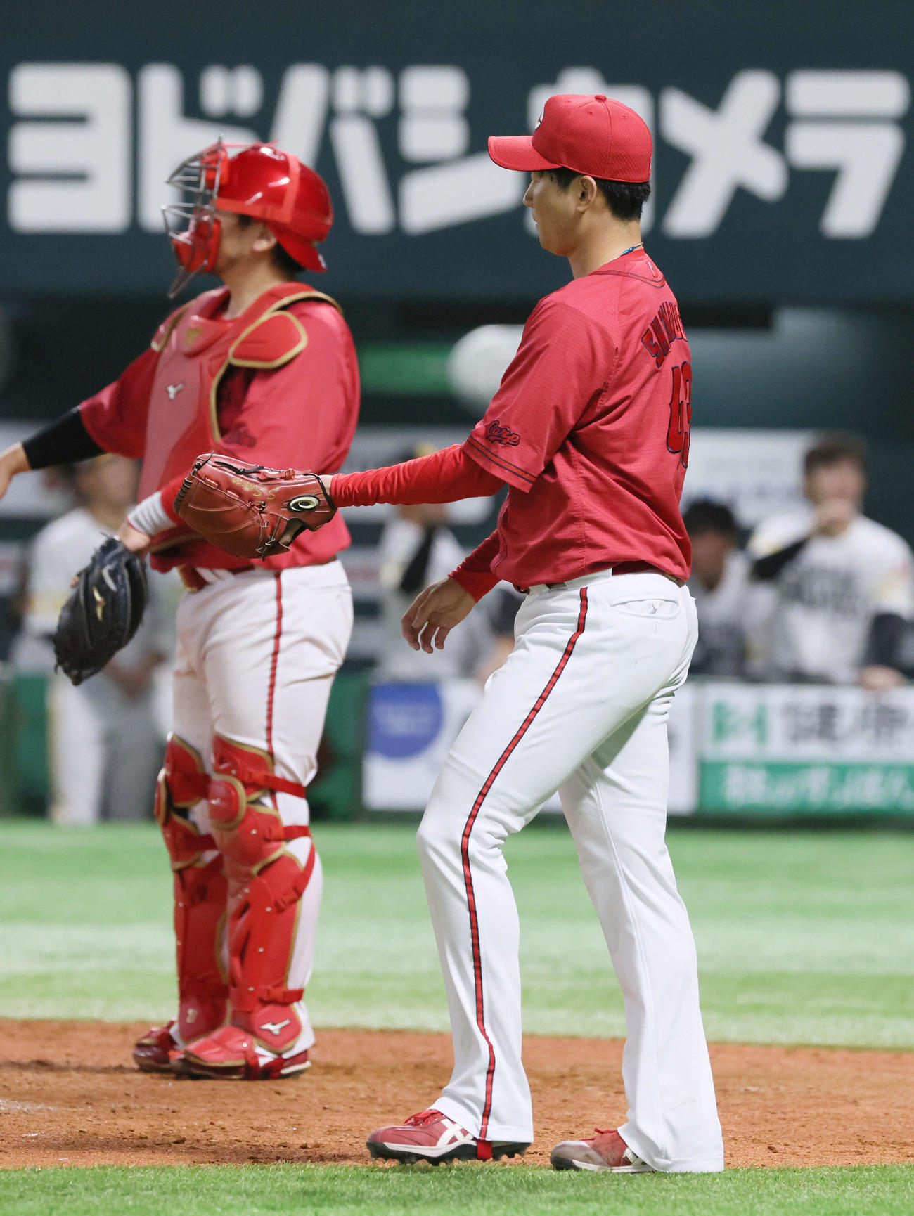 オープン戦ソフトバンク対広島　8回裏ソフトバンク1死三塁、柳町に右犠飛を浴びた島内。左は会沢（撮影・加藤孝規）