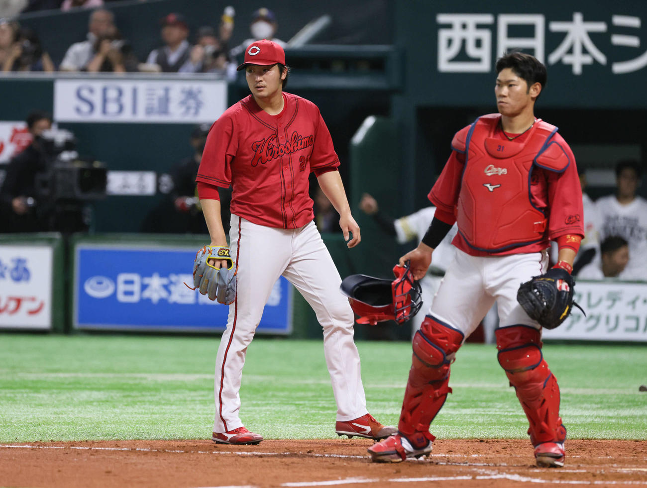 オープン戦ソフトバンク対広島　3回裏ソフトバンク1死二、三塁、アストゥディーヨ左適時打を浴びた床田。右は坂倉（撮影・加藤孝規）