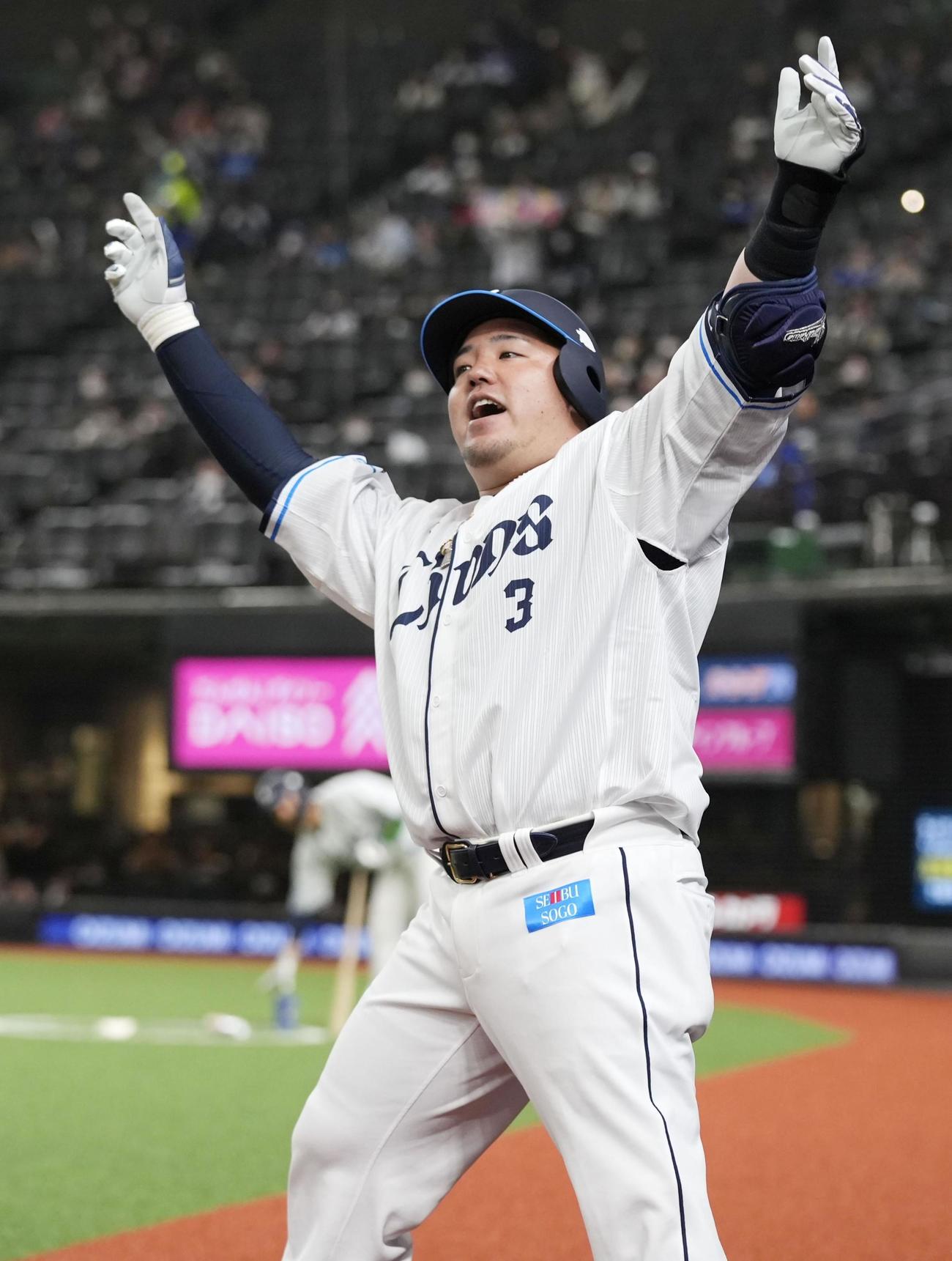 6回、本塁打を放ち、ポーズをとる西武・山川
