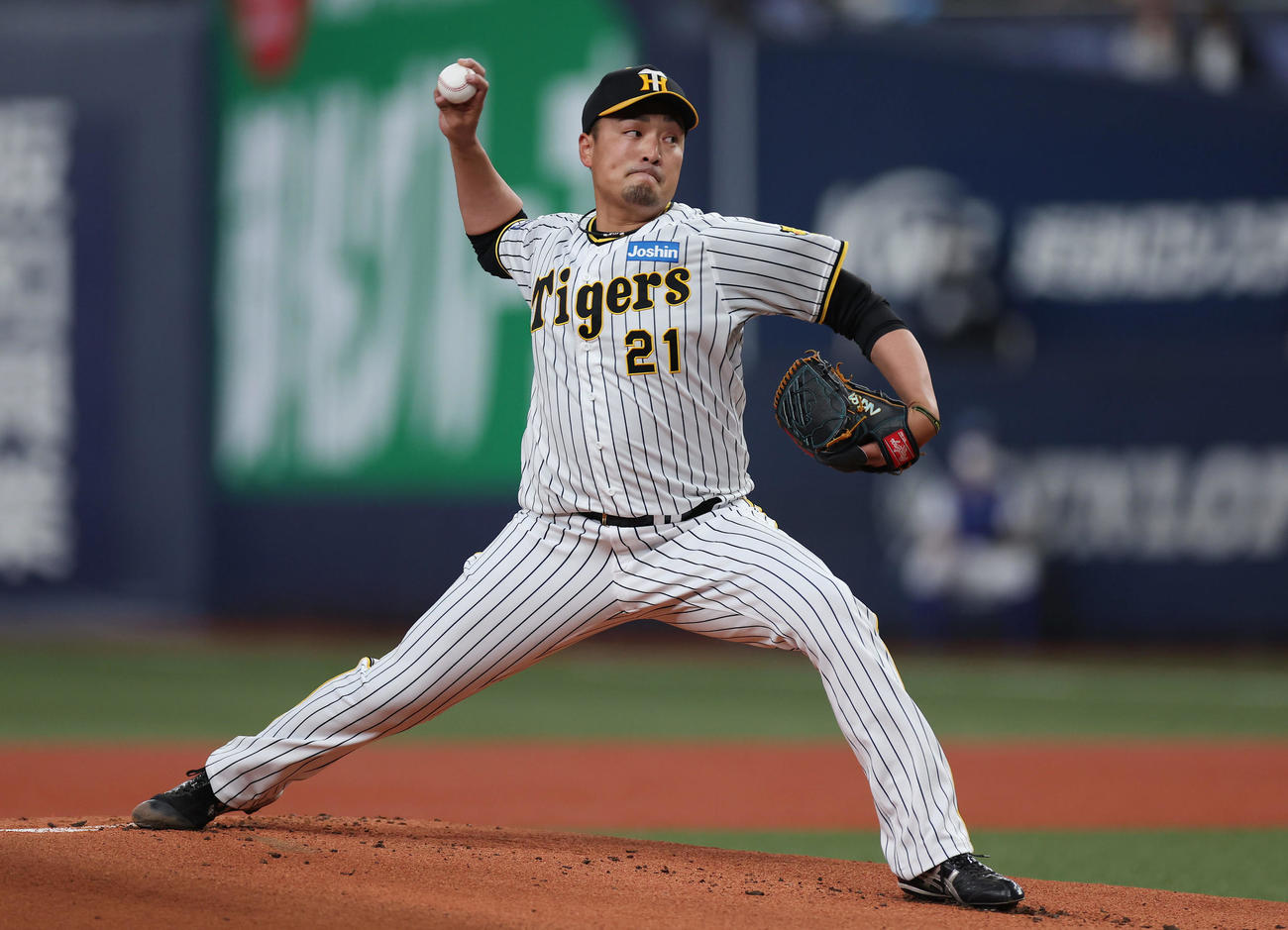 阪神対オリックス　力投する阪神先発の秋山（撮影・前田充）