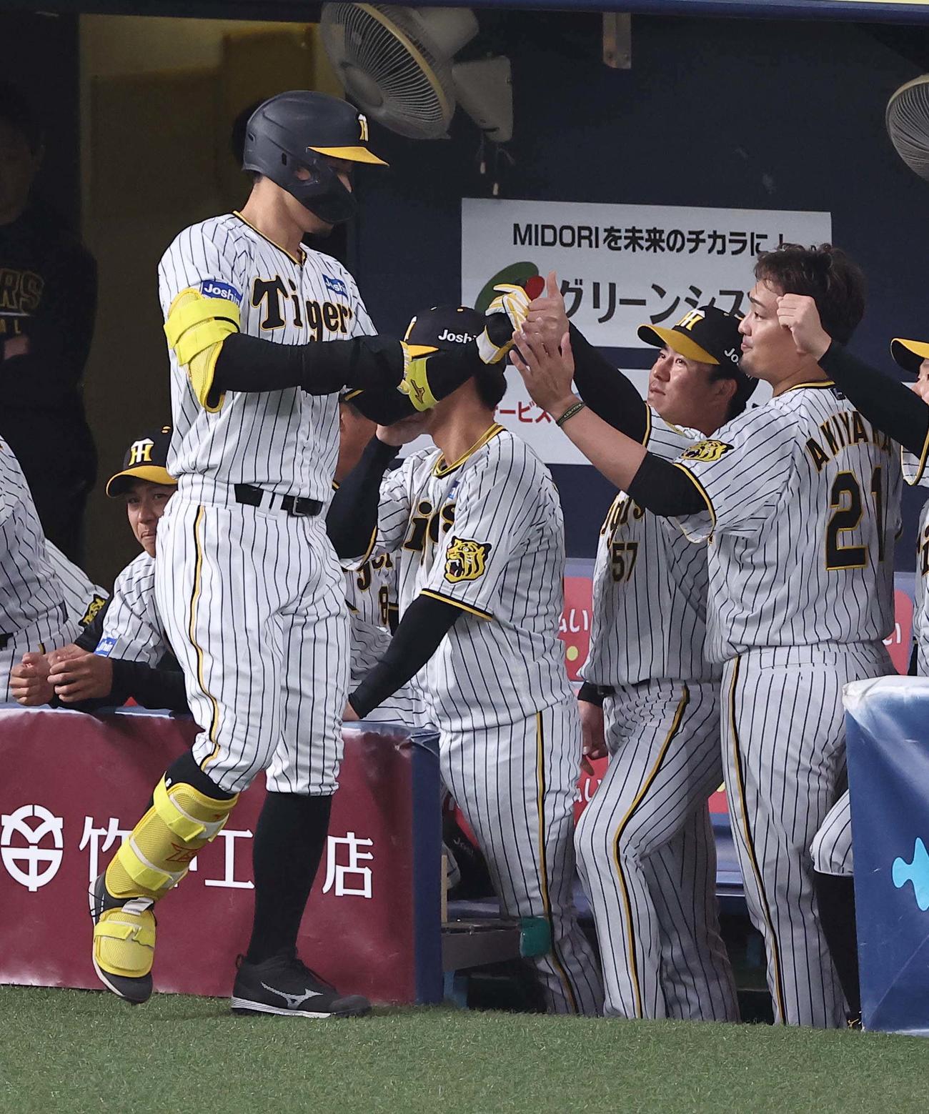阪神対オリックス　4回裏阪神無死、秋山（右）は左中間へソロ本塁打を放った佐藤輝をハイタッチで出迎える（撮影・上田博志）