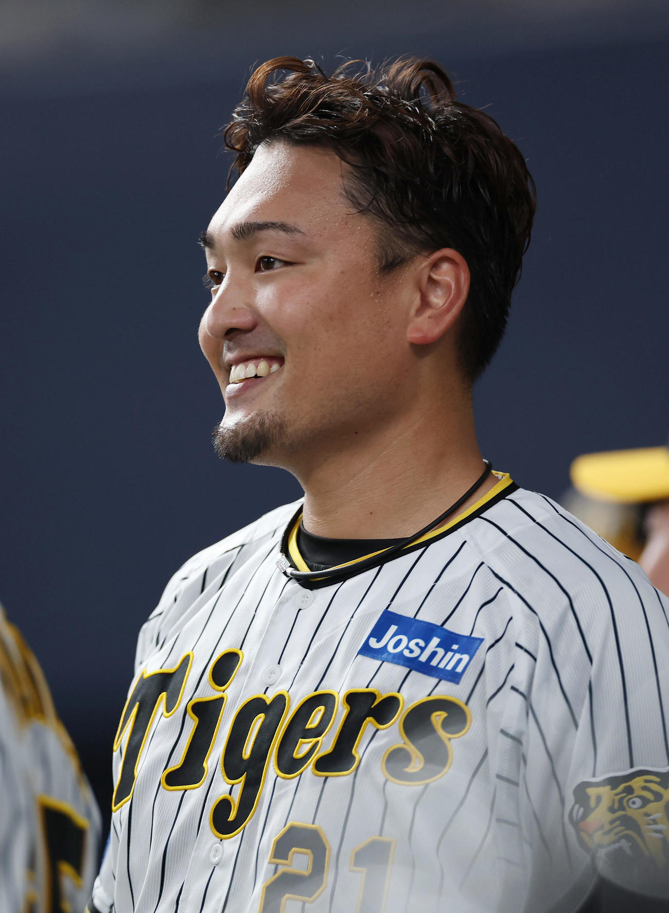 阪神対オリックス　4回を投げ終え、笑顔でナインを迎える秋山（撮影・前田充）