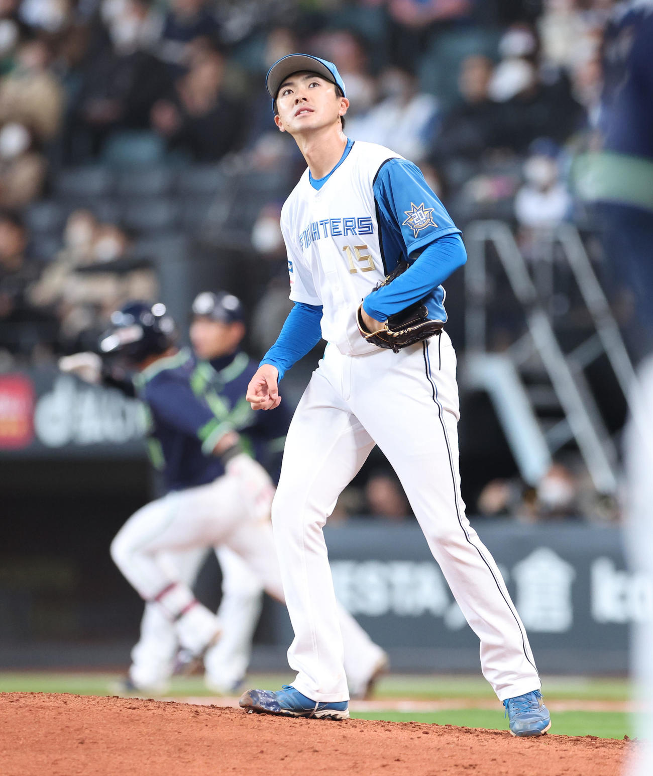 日本ハム対ヤクルト　6回表ヤクルト2死、浜田に勝ち越しとなる左越えソロ本塁打を許す上沢（撮影・佐藤翔太）