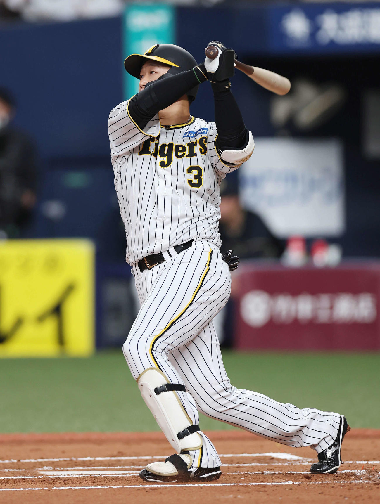阪神対オリックス　1回裏阪神1死一、三塁、先制の左越え3点本塁打を放つ大山（撮影・前田充）
