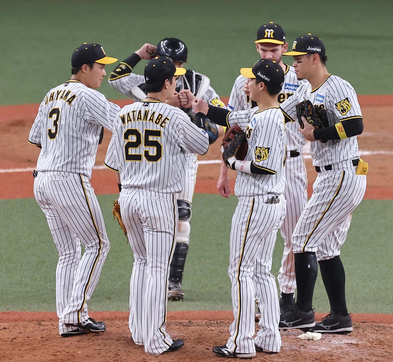 阪神対オリックス　大山（左）と佐藤輝（右）はナインとハイタッチして喜ぶ（撮影・上田博志）