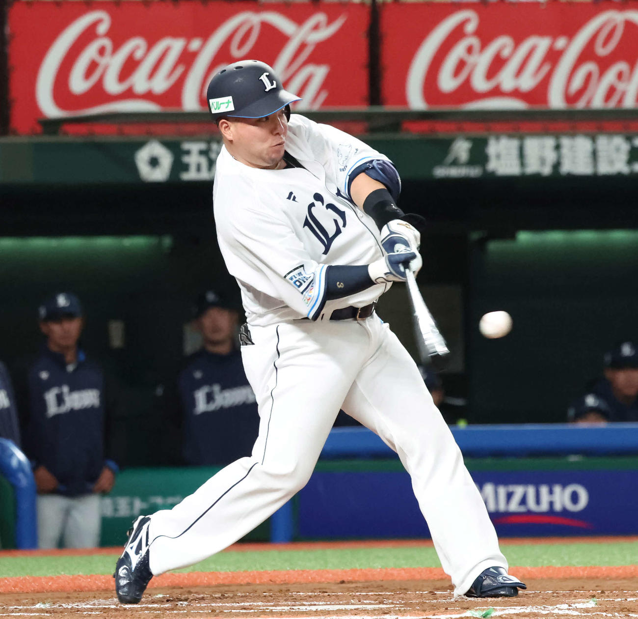 西武対DeNA 6回裏西武1死、山川は左中間にソロ本塁打を放つ（撮影・丹羽敏通）