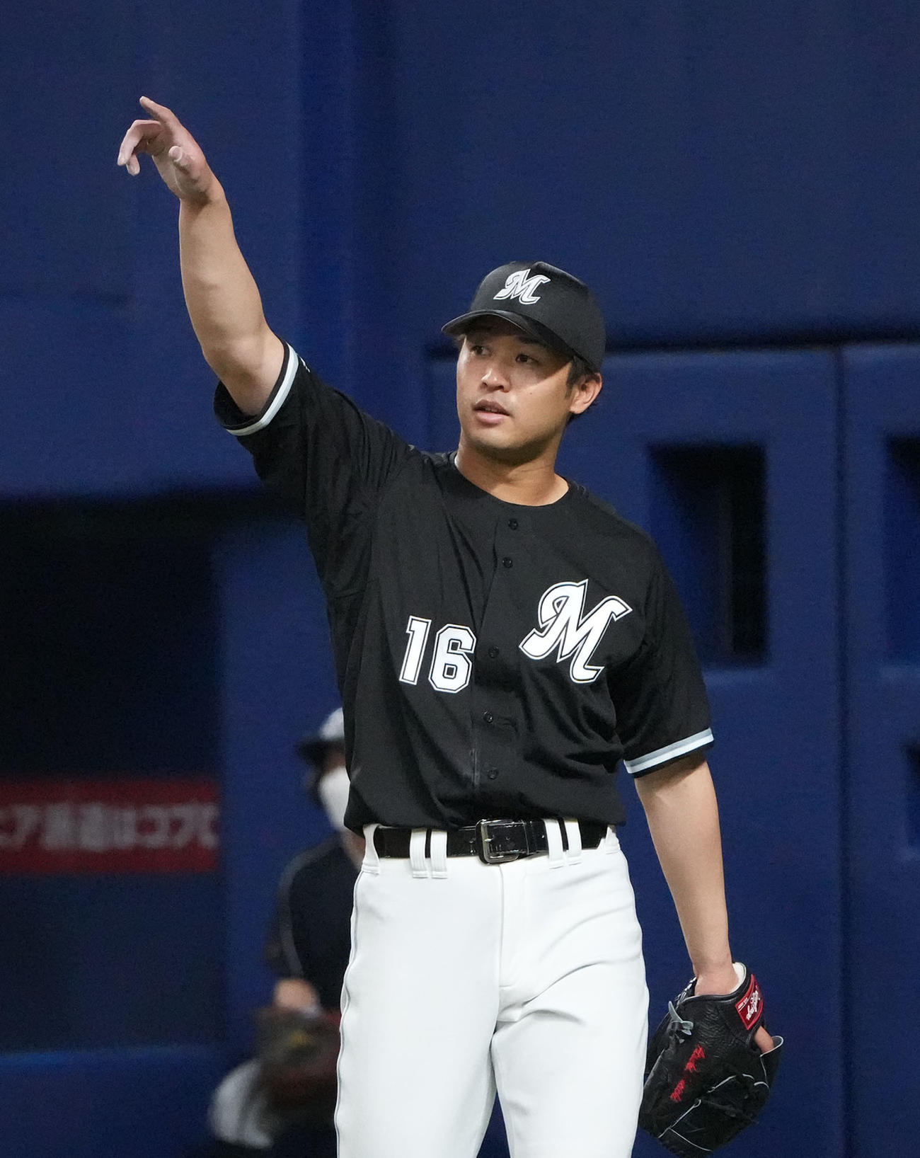 4回終了、好返球を見せたポランコに向かい手を挙げる種市（撮影・森本幸一）