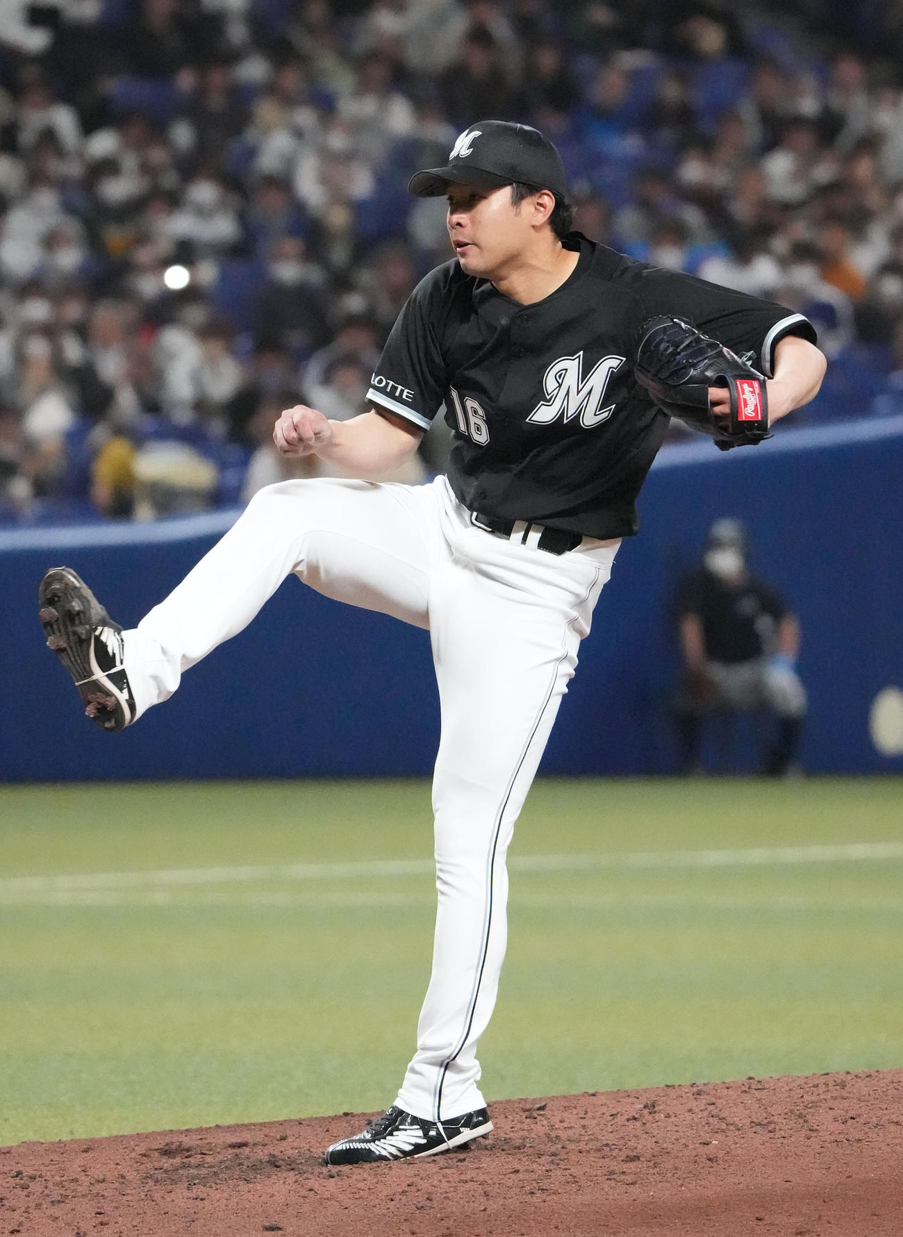 5回裏、力投するロッテ先発の種市（撮影・森本幸一）
