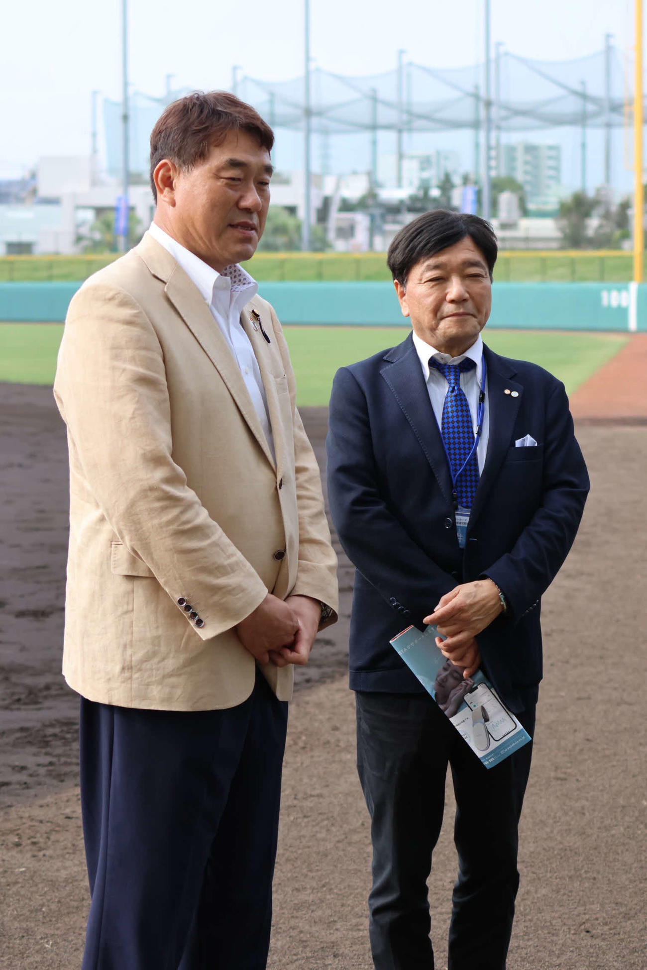 ポニーリーグの広澤克実理事長（左）とエスプランナー社の酒井教吉氏は大会の開催を喜んだ