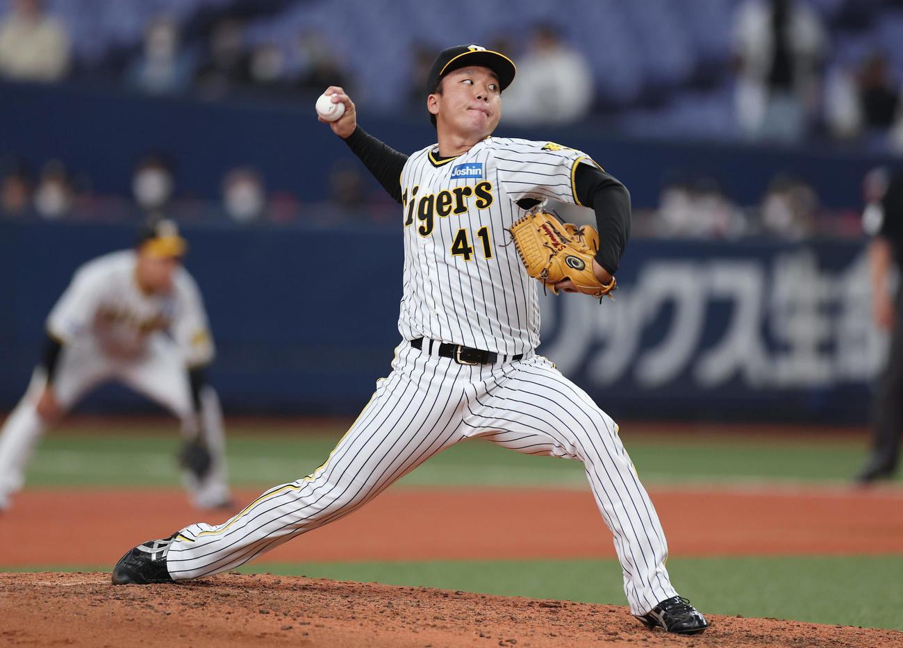 阪神対オリックス　5回表、阪神2番手で登板する村上（撮影・前田充）