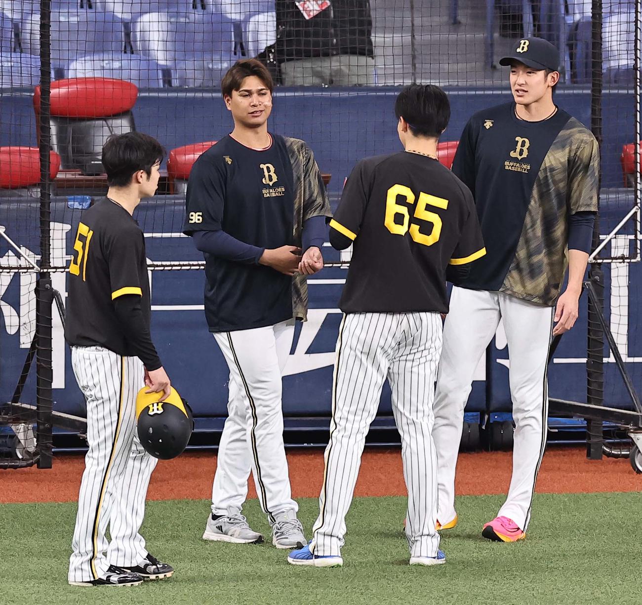 阪神対オリックス　グラウンドで話す左から中野、宇田川、湯浅、山崎颯（撮影・上田博志）