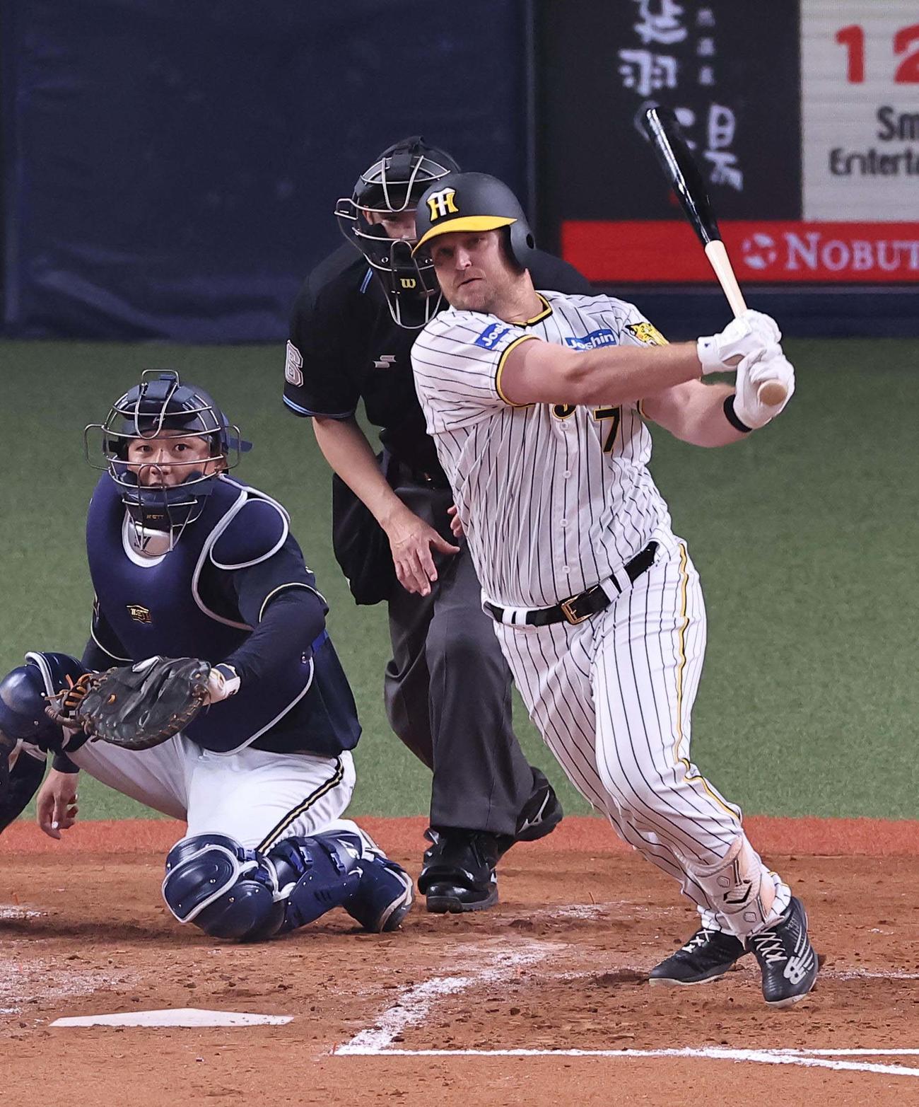 阪神対オリックス　3回裏阪神2死、ノイジーは中前打を放つ（撮影・上田博志）