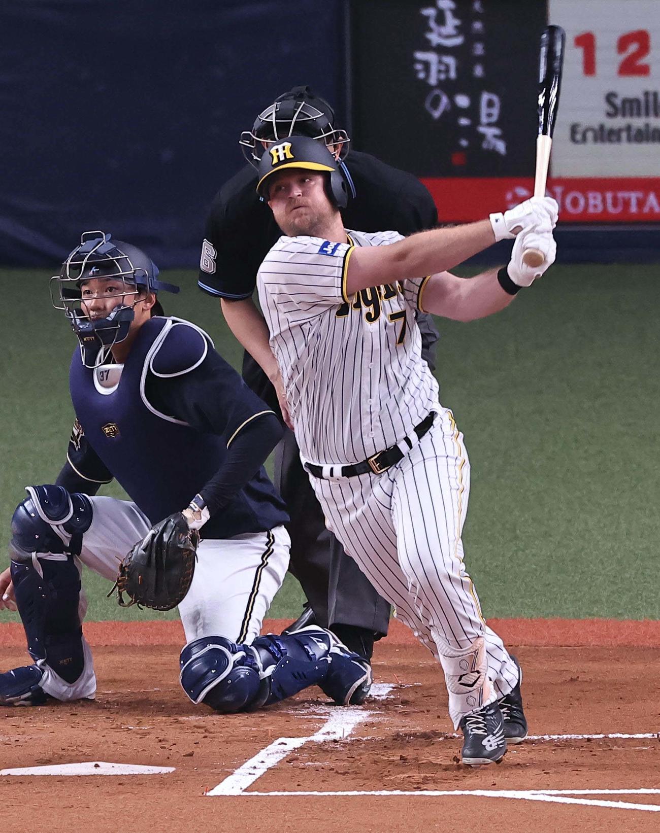 阪神対オリックス　1回裏阪神1死一塁、ノイジーは右前打を放つ（撮影・上田博志）