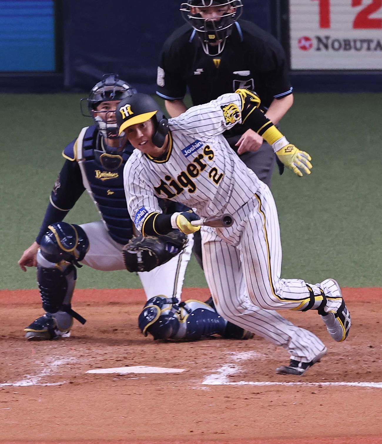 阪神対オリックス　7回裏阪神2死一、二塁、梅野は中前打を放つ（撮影・上田博志）