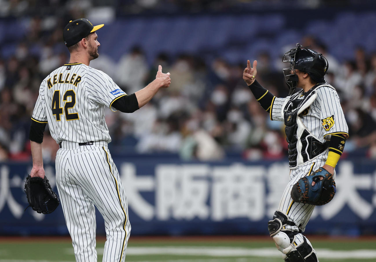 阪神対オリックス　オリックスに勝利しタッチを交わす阪神K・ケラー（左）と梅野（撮影・前田充）