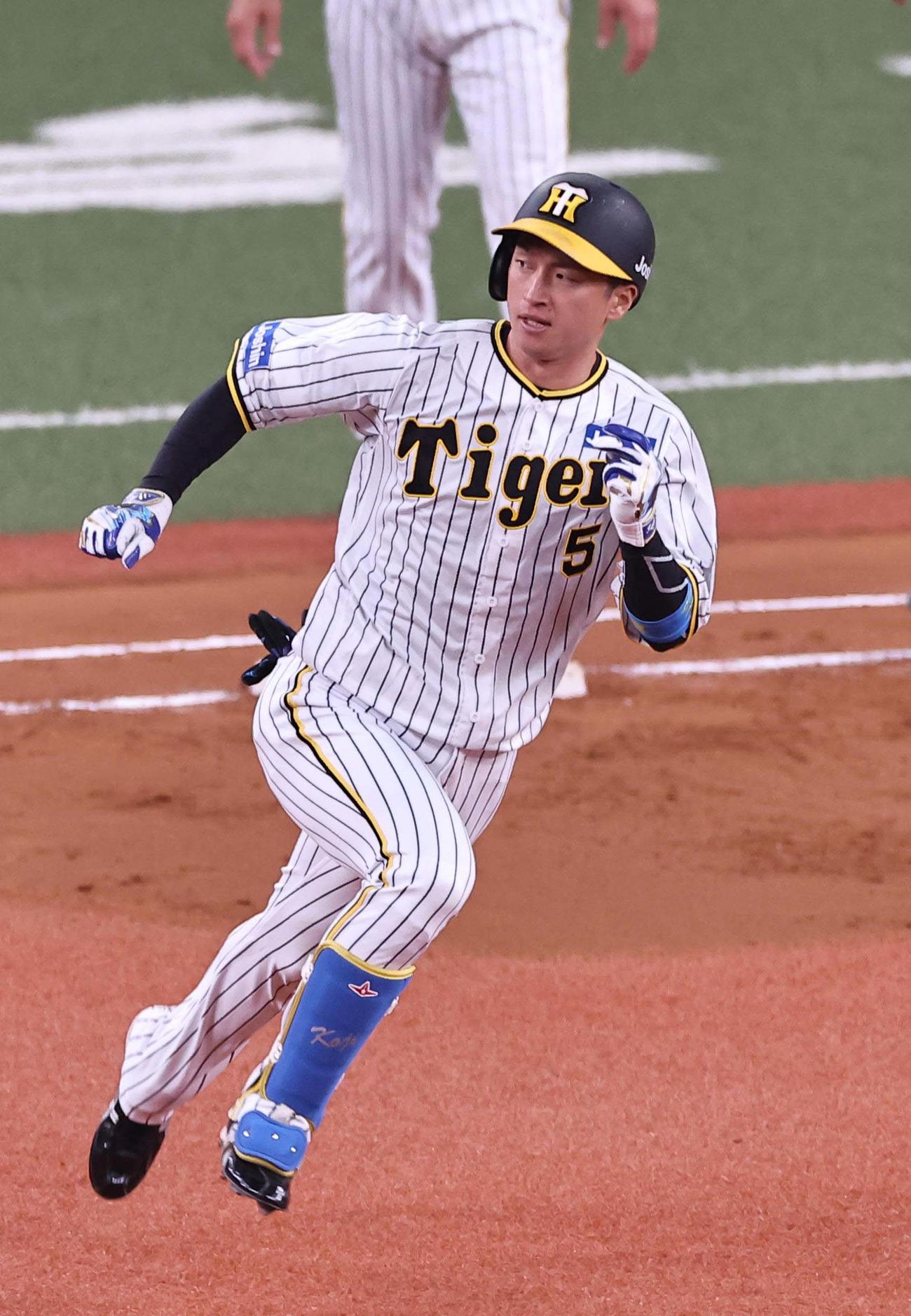 阪神対オリックス　6回裏阪神2死一塁、近本は右翼線へ適時三塁打を放つ（撮影・上田博志）
