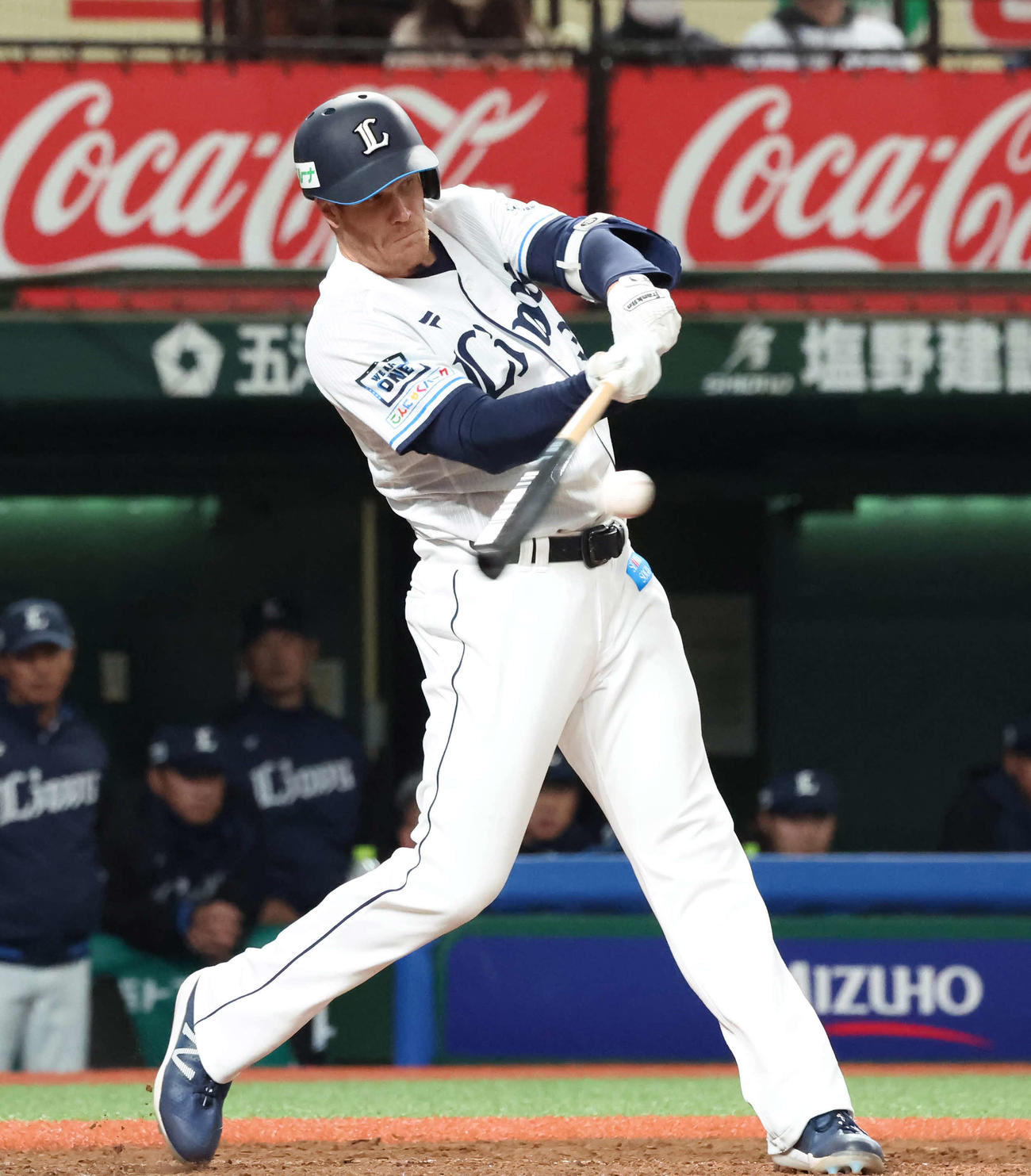 西武対DeNA 5回裏西武2死一、三塁、マキノンは右中間に2点適時二塁打を放つ（撮影・丹羽敏通）